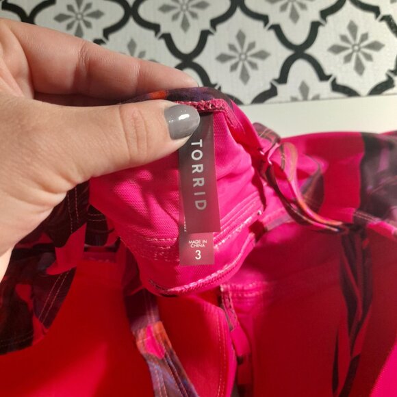 *BOGO FREE* Torrid Size 3 Tropical Wireless XO Triangle Swim Top - Picture 4 of 8